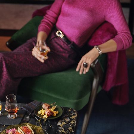 Renaissance Amsterdam Hotel Екстериор снимка A woman drinking a glass of cognac