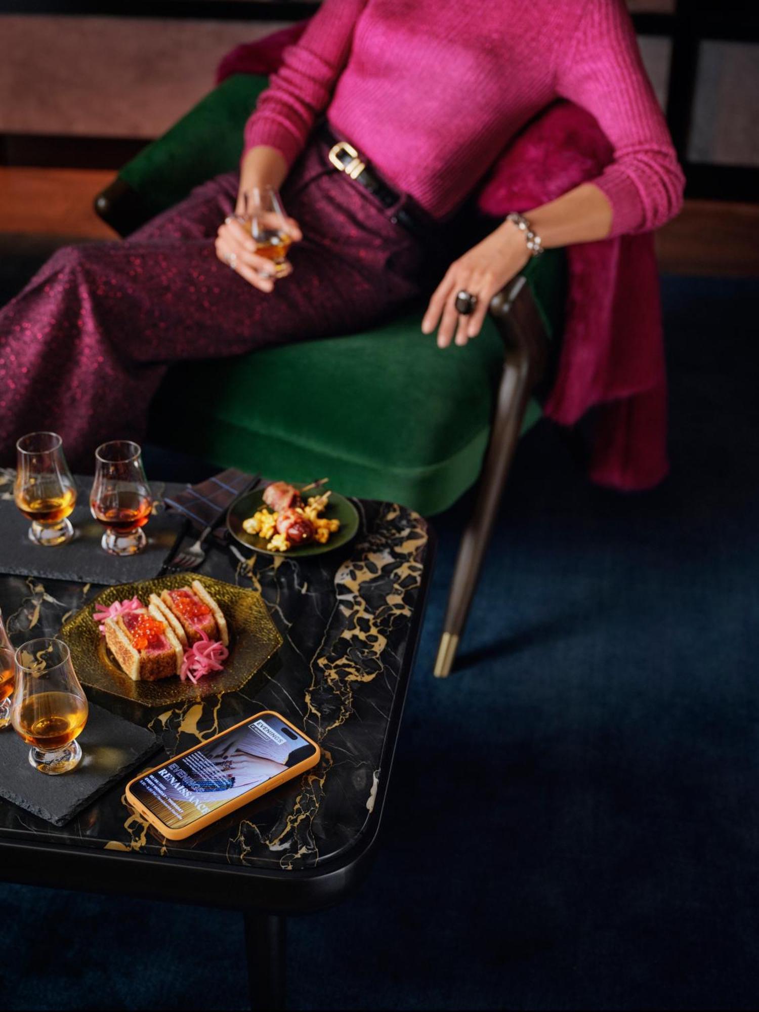 Renaissance Amsterdam Hotel Екстериор снимка A woman drinking a cocktail
