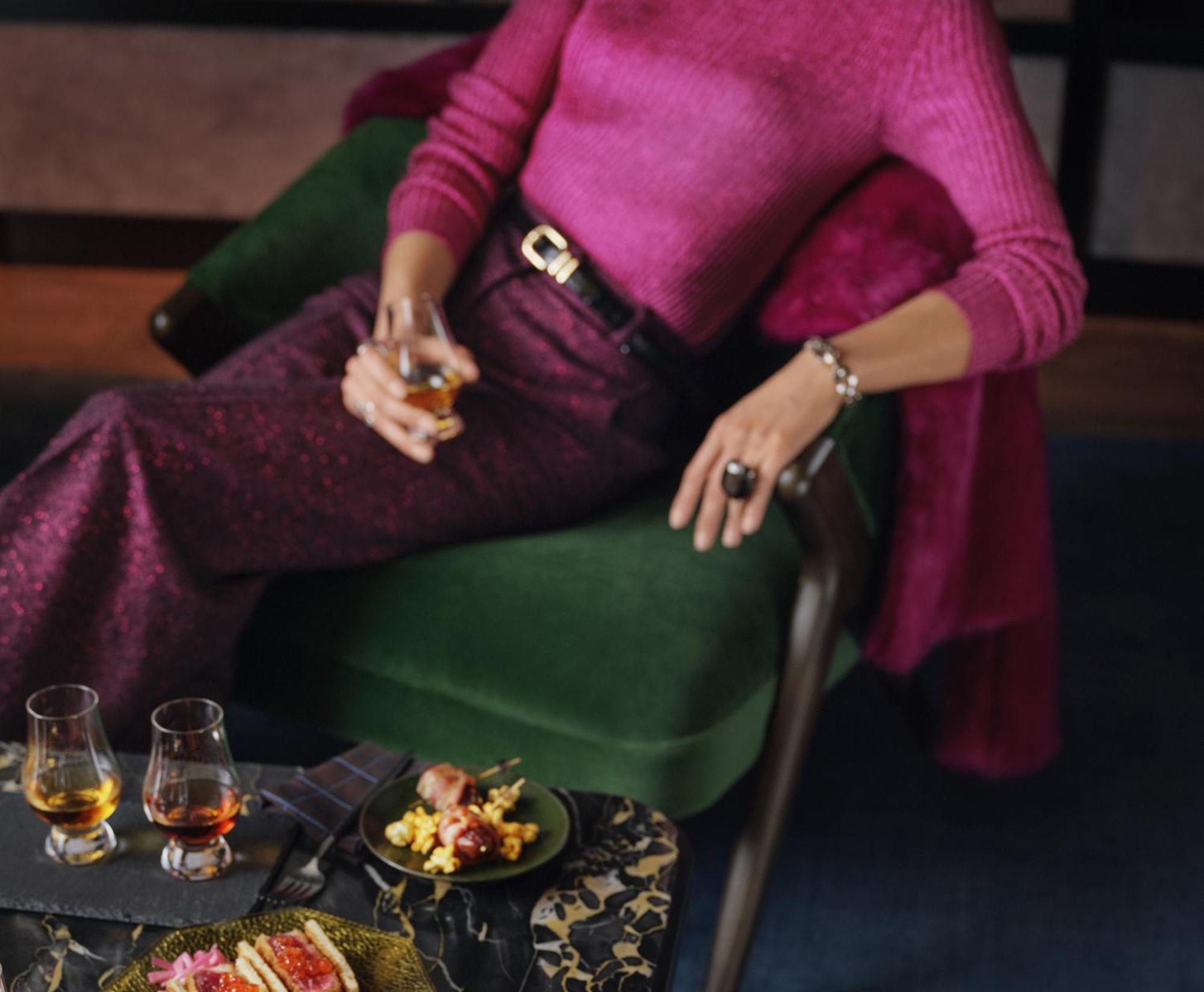 Renaissance Amsterdam Hotel Екстериор снимка A woman drinking a glass of cognac